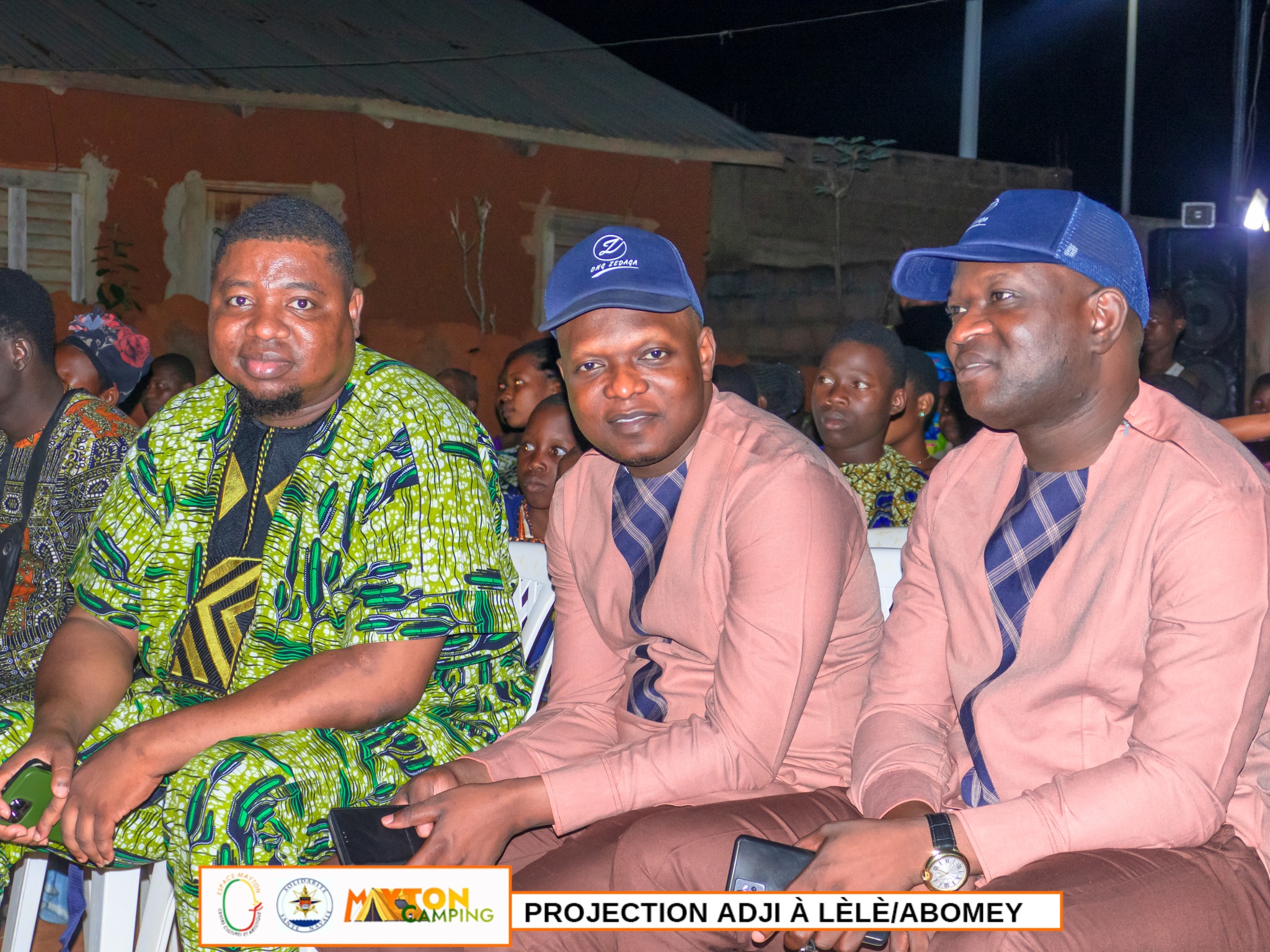 Foule devant l'écran à Lèlè